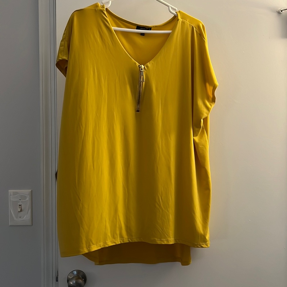 🎄 Buy 1, Get 🎄 Flowy yellow top with gold zipper